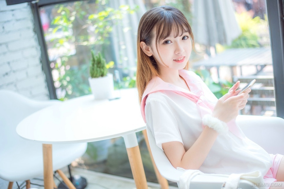 守一颗心，别像守一只猫。它冷了，来偎依你;它饿了，来叫你;它痒了，来摩你;它厌了，便偷偷地走掉。守一颗心，多么希望像守一只狗，不是你守它，而是它守你!